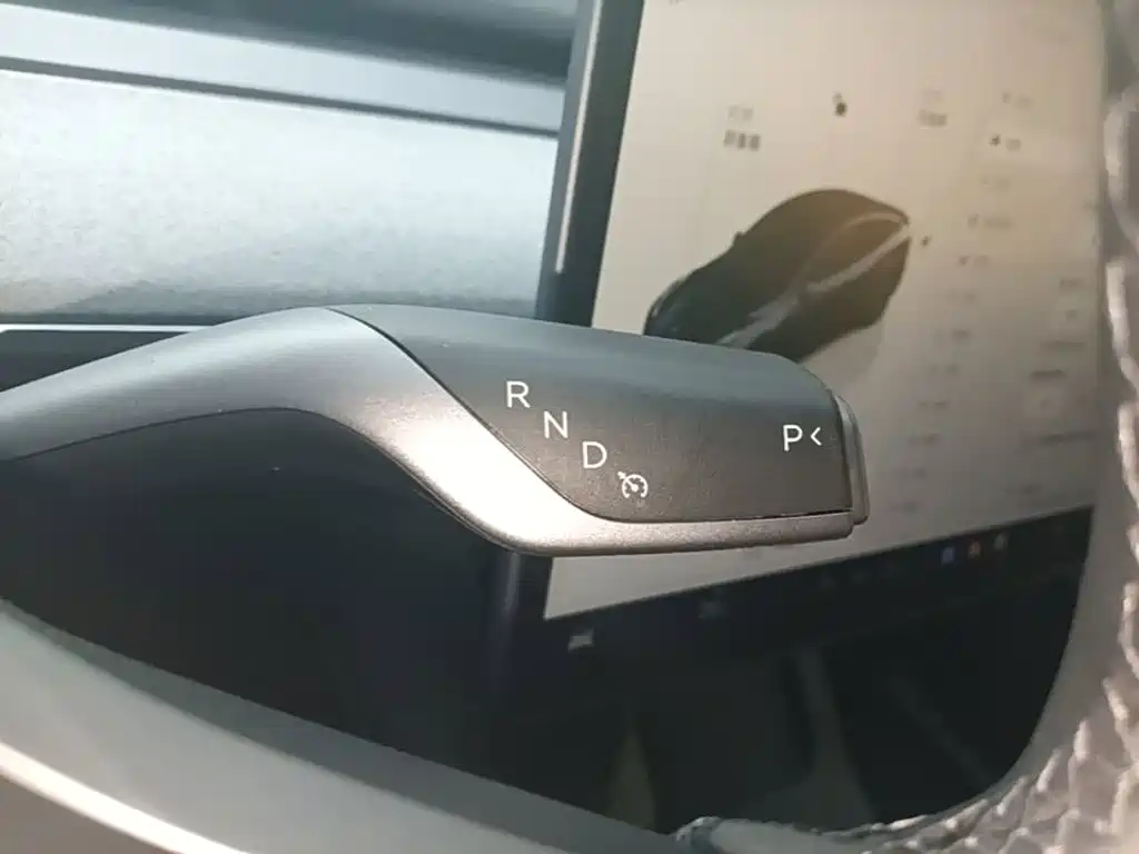 Tesla Model Y — миниатюра 14