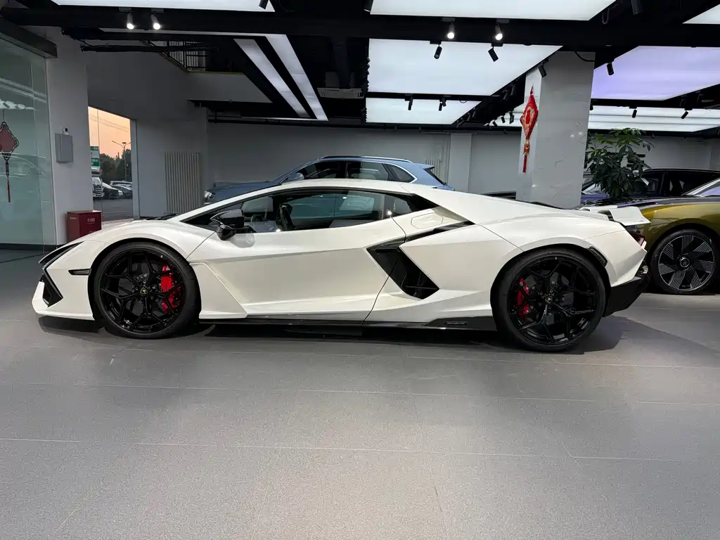 Lamborghini Revuelto — миниатюра 8