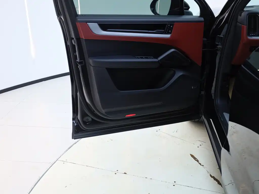 Porsche Cayenne — миниатюра 13