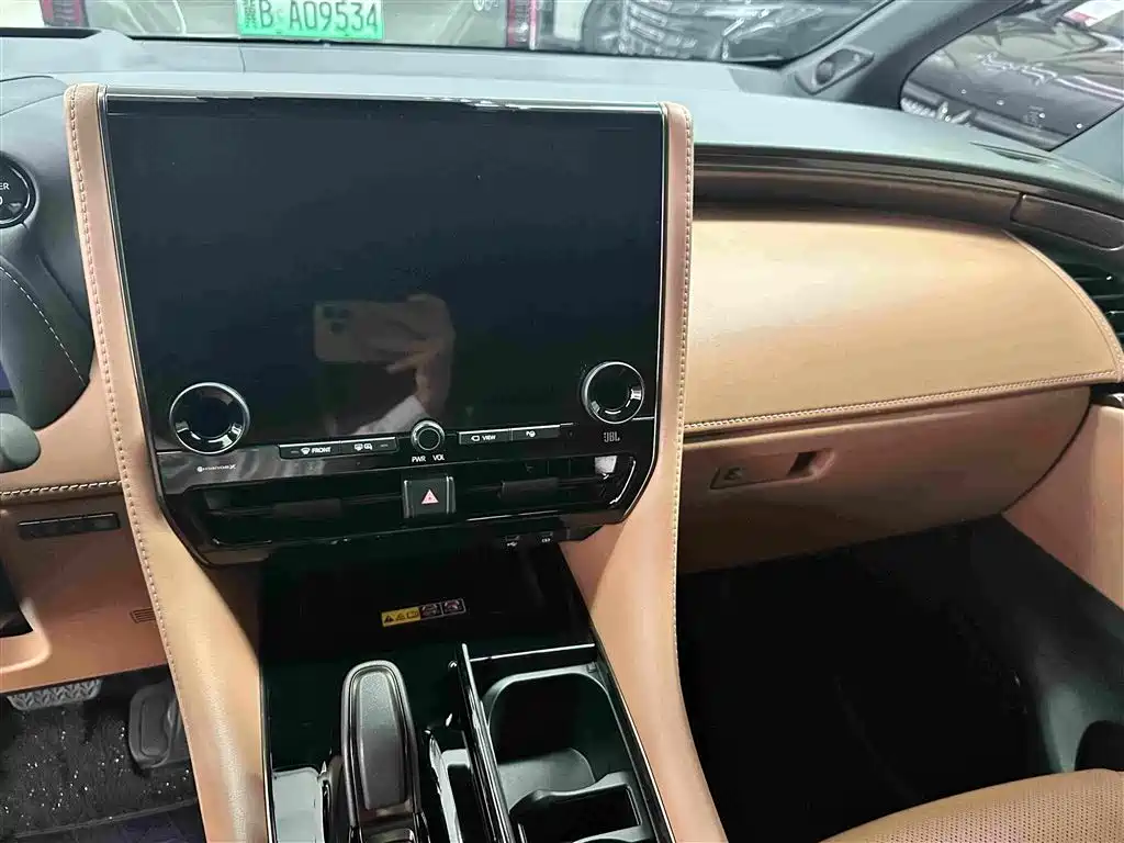 Toyota Alphard — миниатюра 10