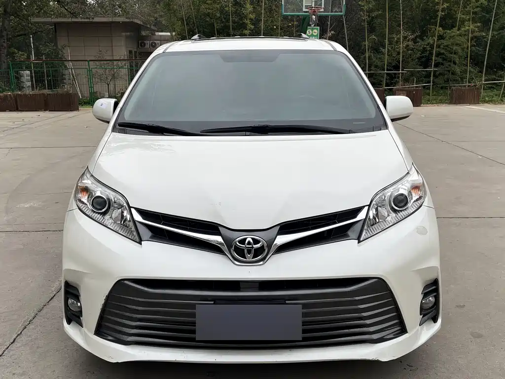 Toyota Sienna — миниатюра 2