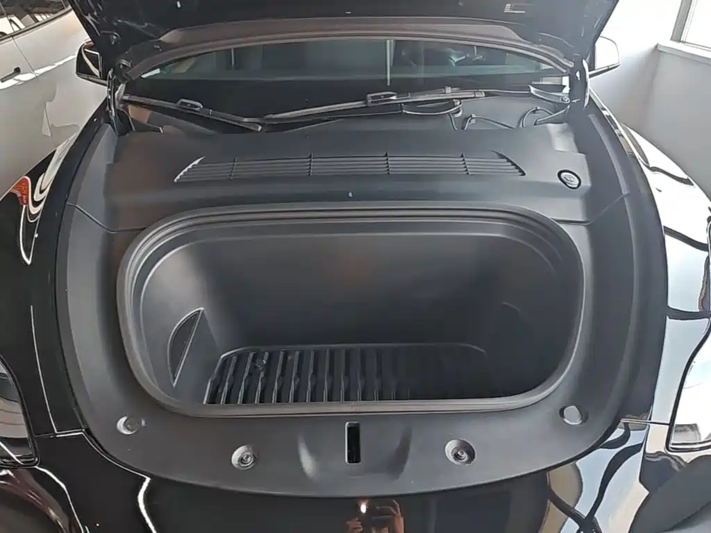 Tesla Model Y — миниатюра 20