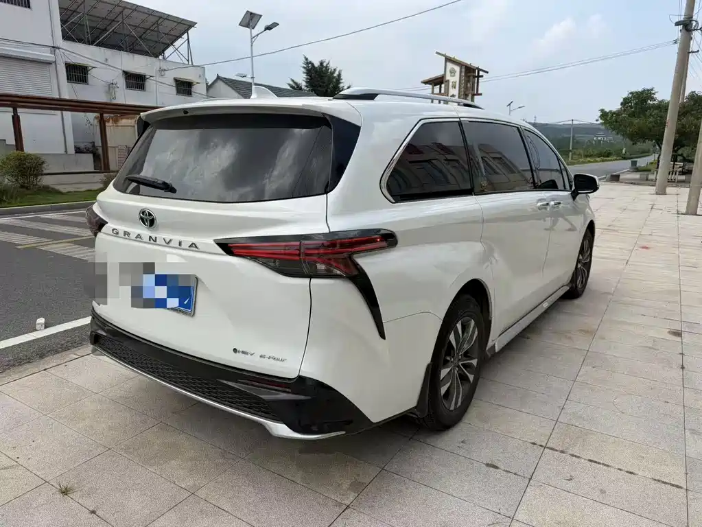 Toyota Granvia — миниатюра 5