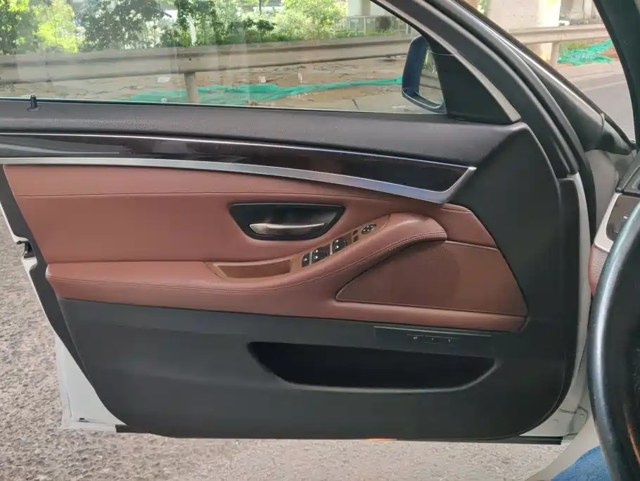BMW 5 Series — миниатюра 7