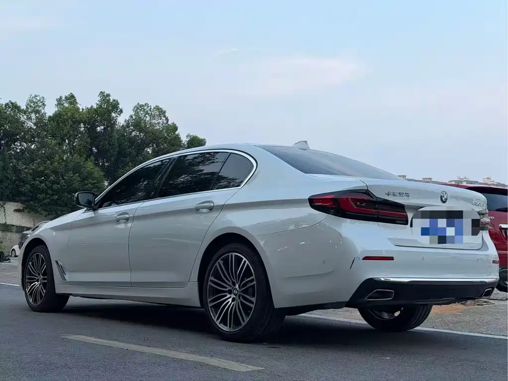BMW 5 Series — миниатюра 9