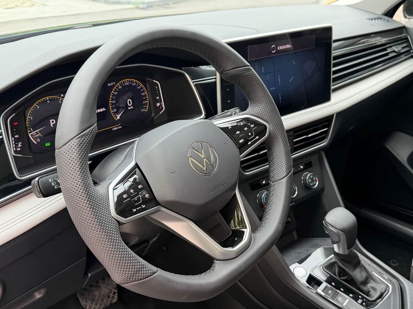 Volkswagen Tiguan L 1.4 л 2023 г. Чёрный, пробег 22000 км