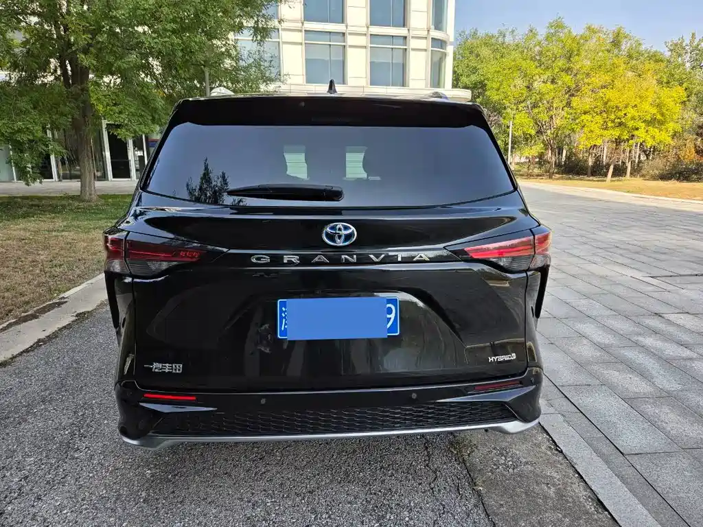 Toyota Granvia — миниатюра 5