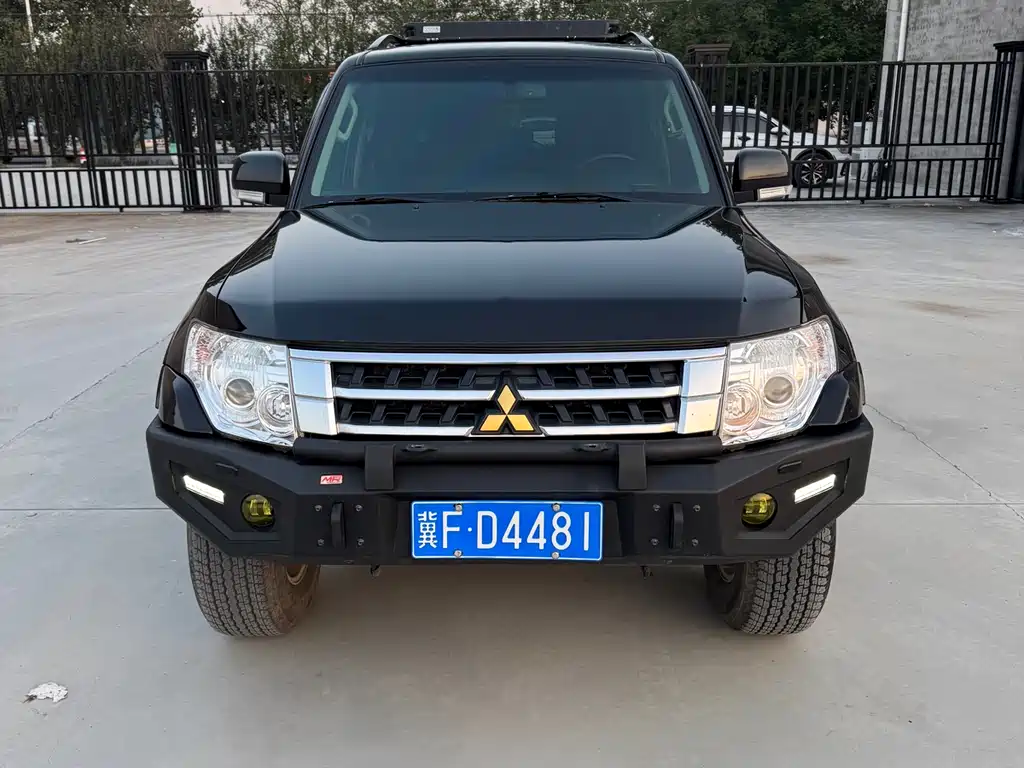 MITSUBISHI PAJERO