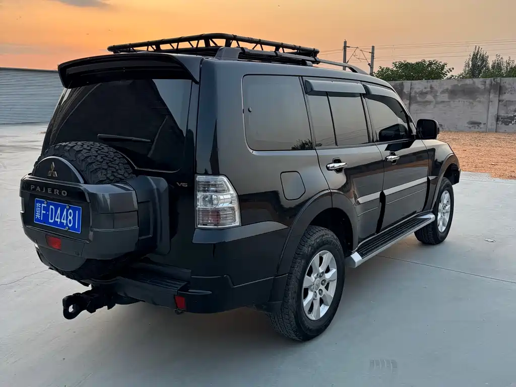 MITSUBISHI PAJERO
