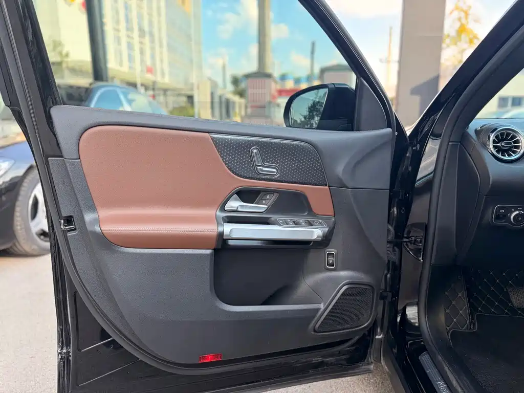 Mercedes-Benz GLB — миниатюра 12