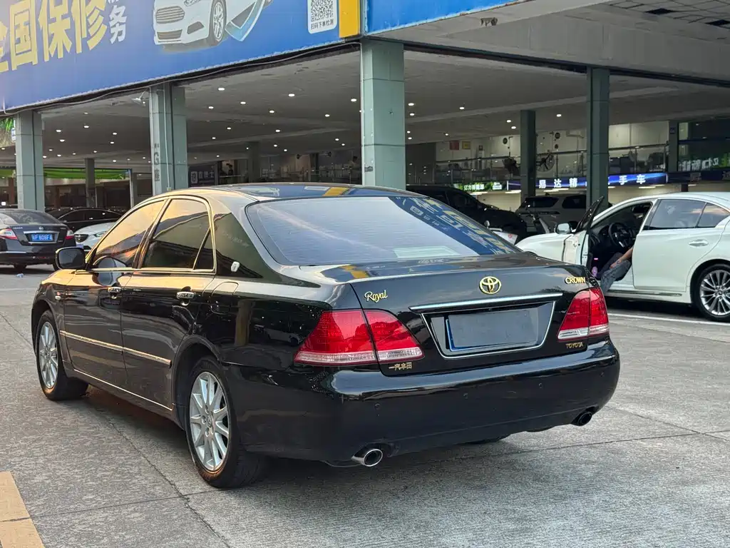 Toyota Crown — миниатюра 10