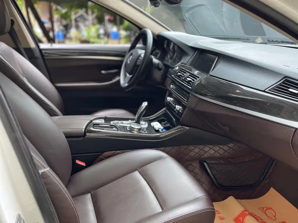 BMW 5 Series — миниатюра 13