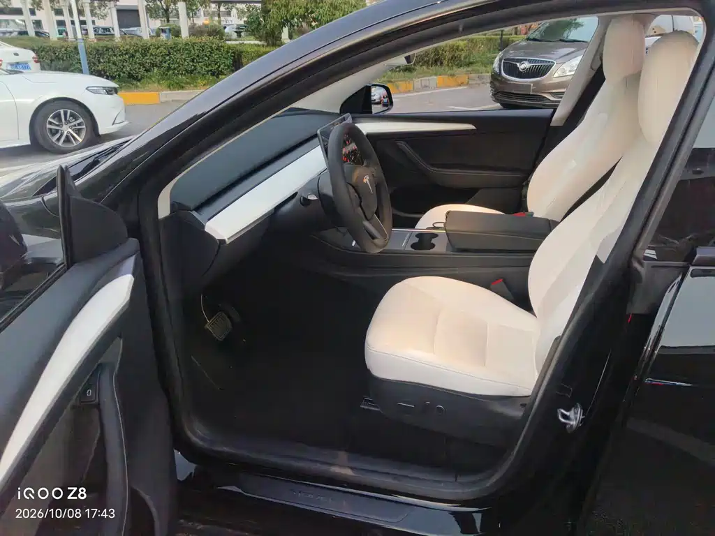 Tesla Model Y — миниатюра 9