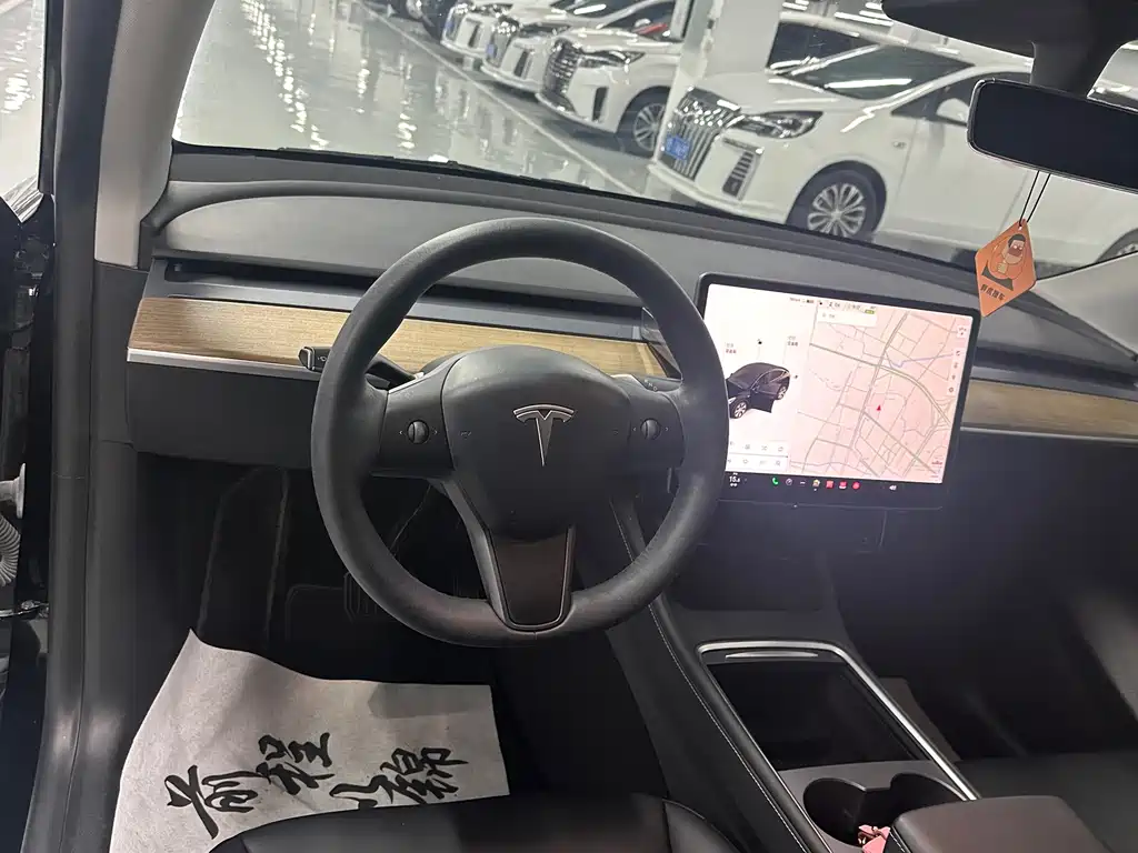 Tesla Model Y — миниатюра 8