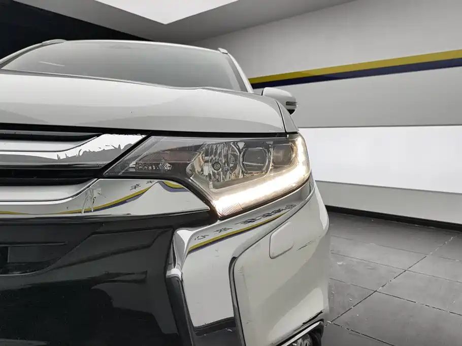 Mitsubishi Outlander — миниатюра 5