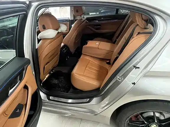 BMW 5 Series — миниатюра 6