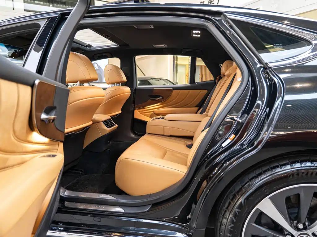 Lexus LS — миниатюра 10
