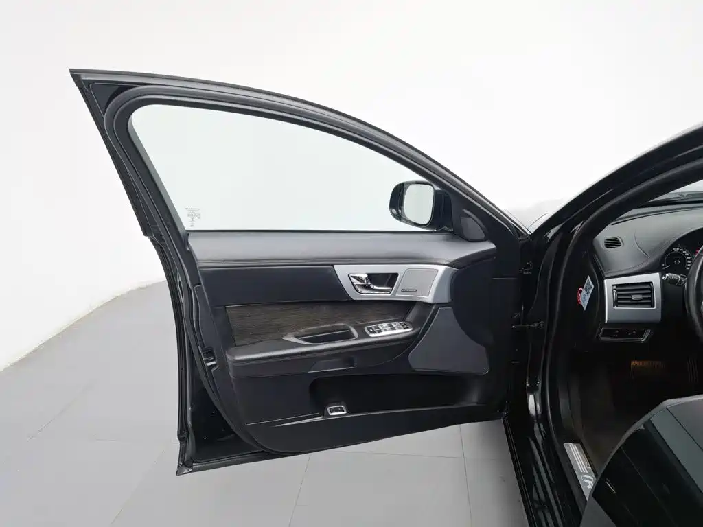 Jaguar XF — миниатюра 8