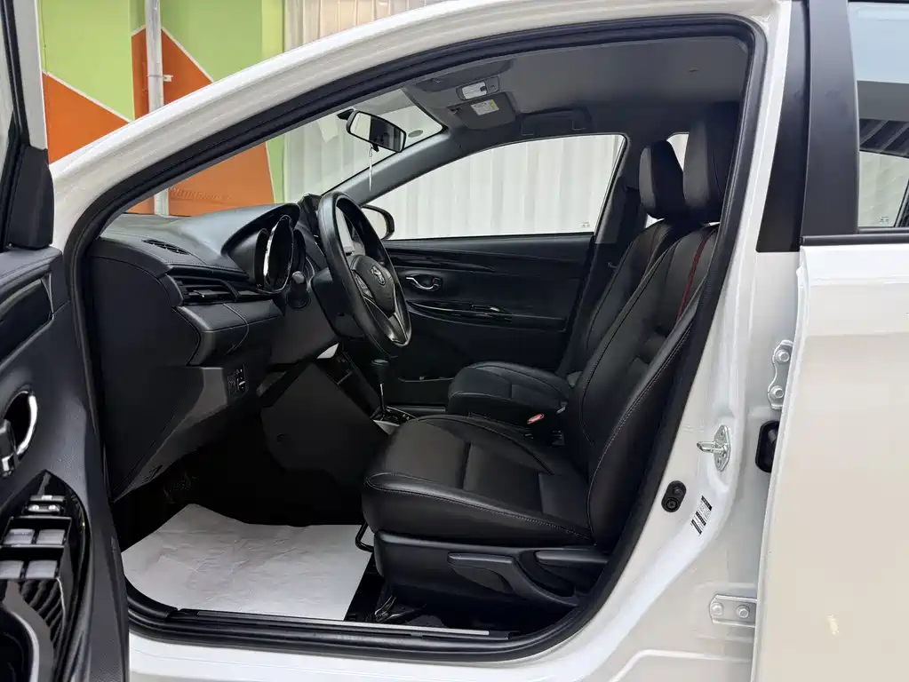 Toyota Yaris L — миниатюра 5