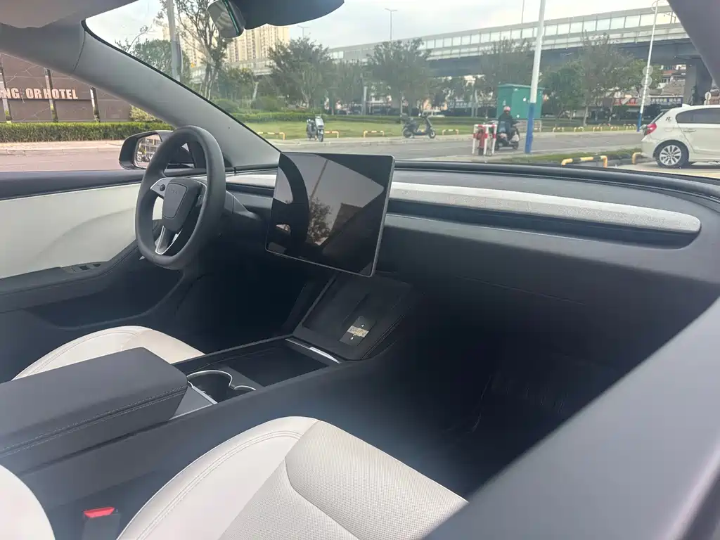 Tesla Model 3 — миниатюра 17