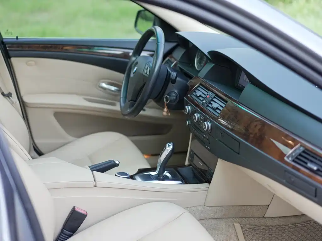 BMW 5 Series — миниатюра 9