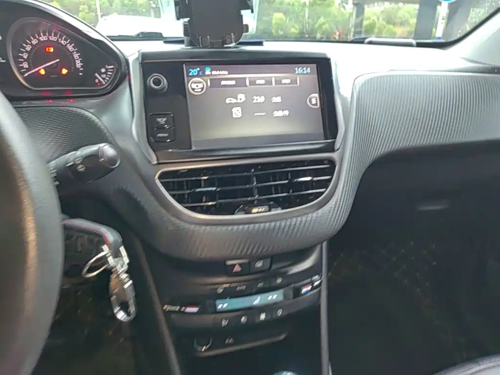 Peugeot 2008 — миниатюра 13