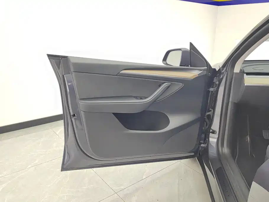Tesla Model Y — миниатюра 7