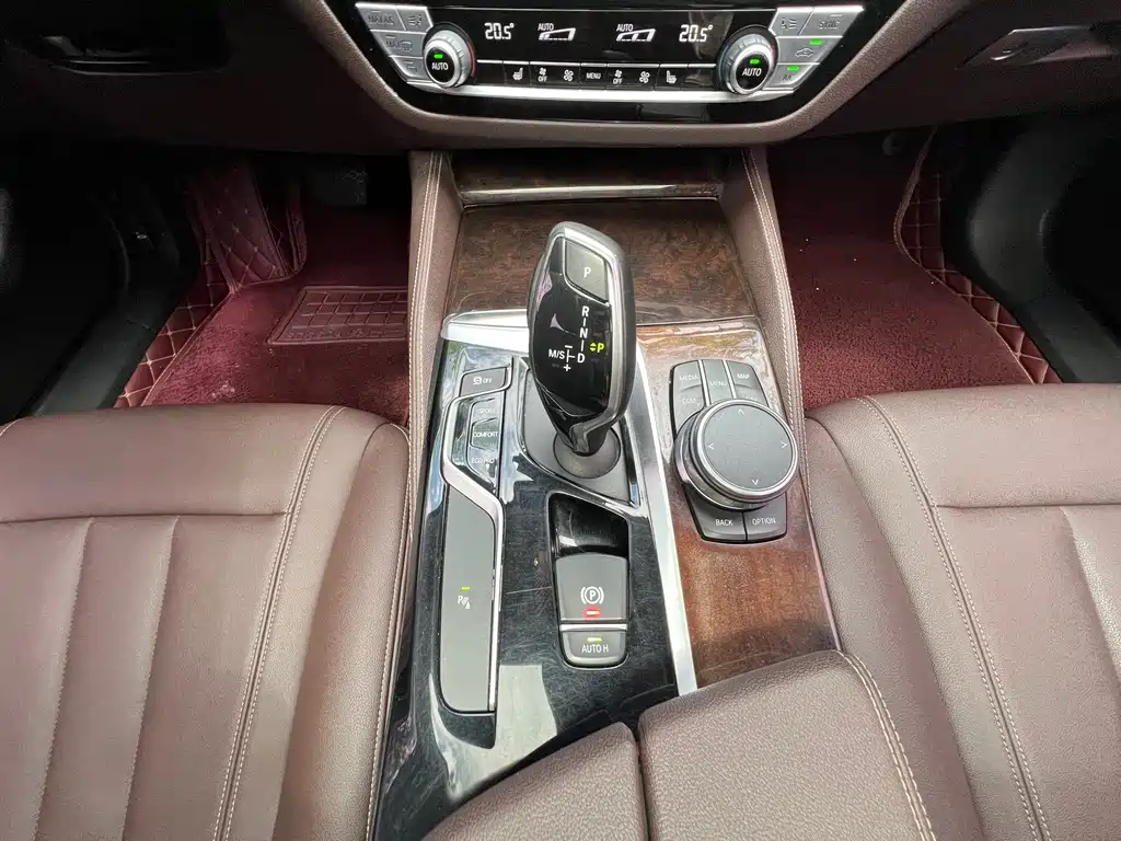 BMW 5 Series — миниатюра 13