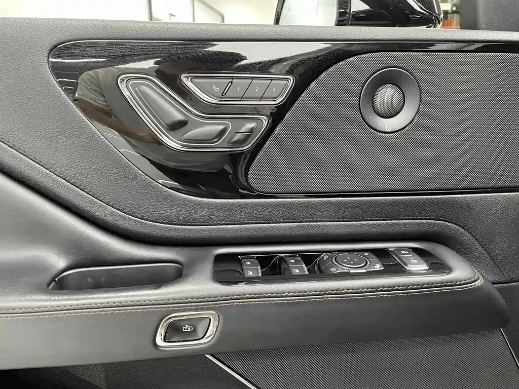 Lincoln Aviator (Import) — миниатюра 14