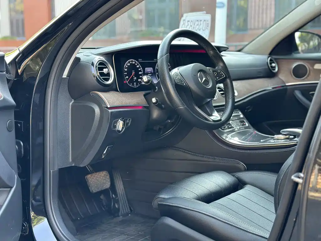 Mercedes-Benz E-Class — миниатюра 6