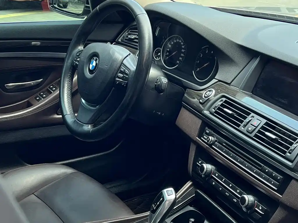BMW 5 Series — миниатюра 10