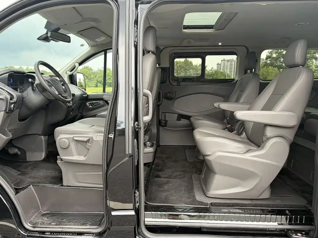 Ford Tourneo — миниатюра 5