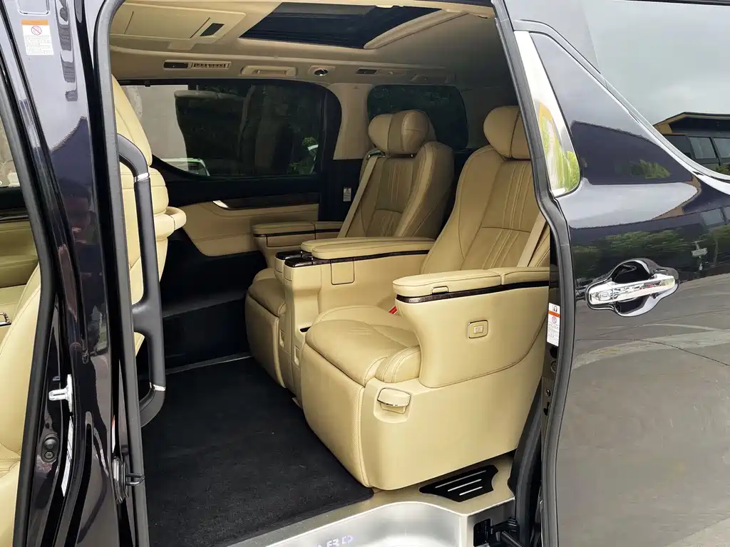Toyota Alphard — миниатюра 4