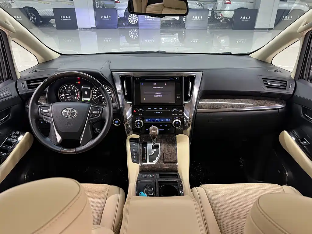 Toyota Alphard — миниатюра 16