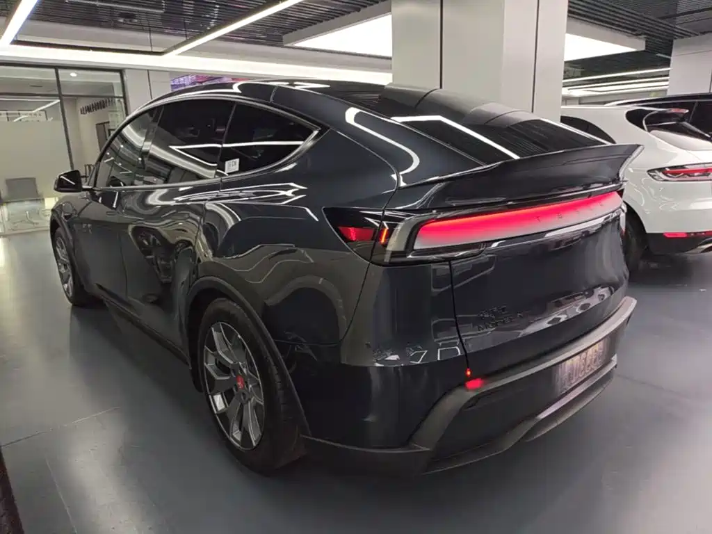 Tesla Model Y L — миниатюра 5