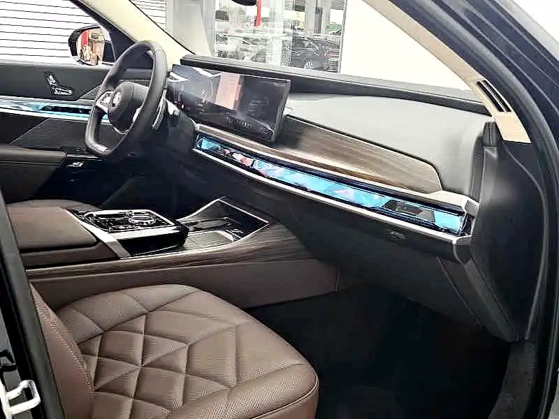 BMW 7 Series — миниатюра 6