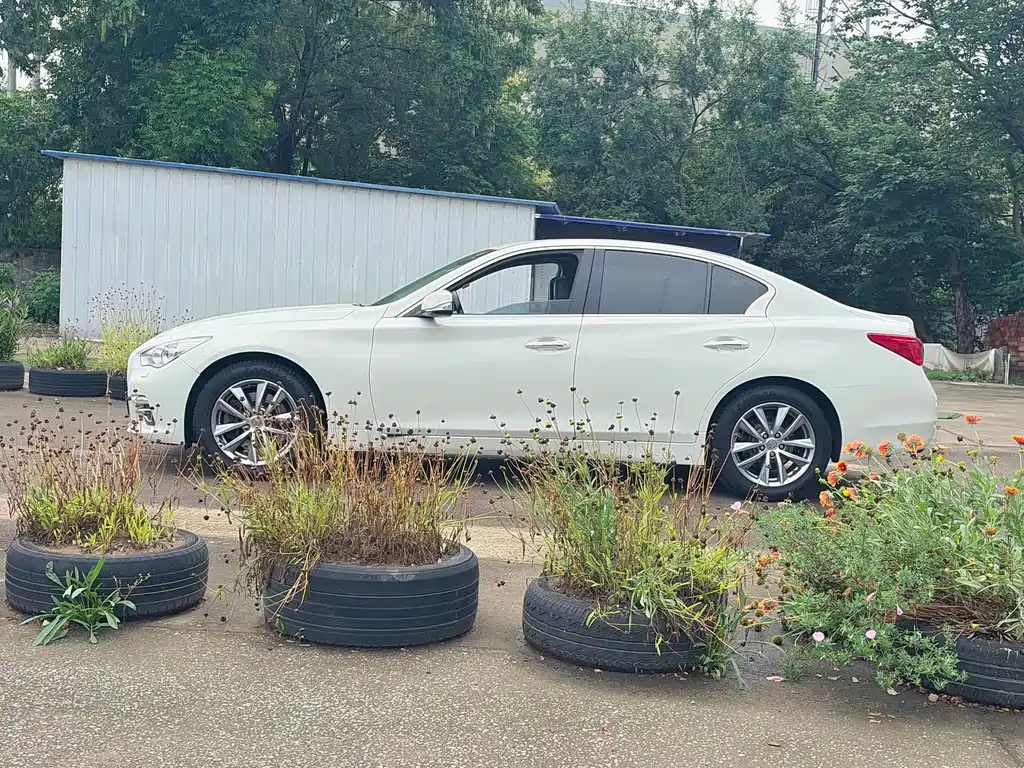 Infiniti Q50 2014 2.0T Comfort