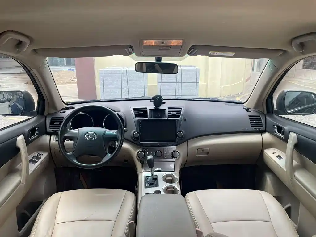 Toyota Highlander 2012 2.7L 7 мест Elite
