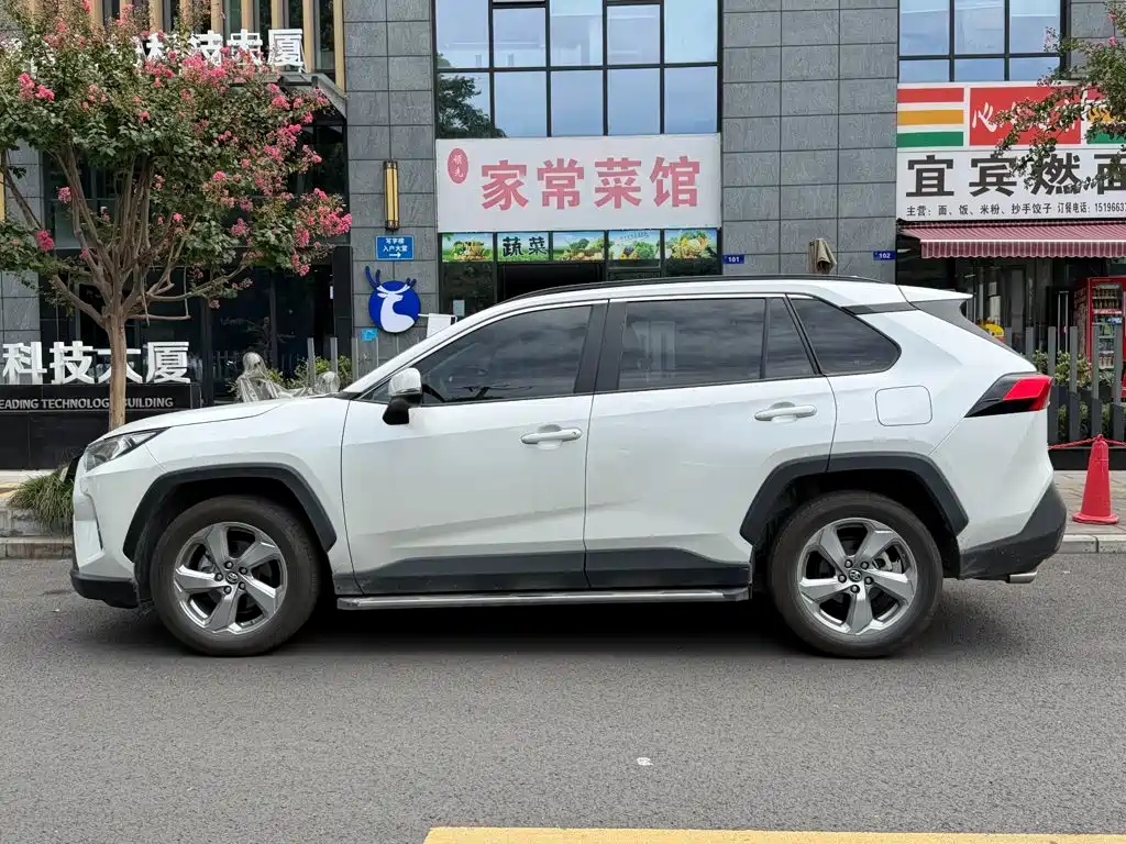 Toyota RAV4 — миниатюра 3