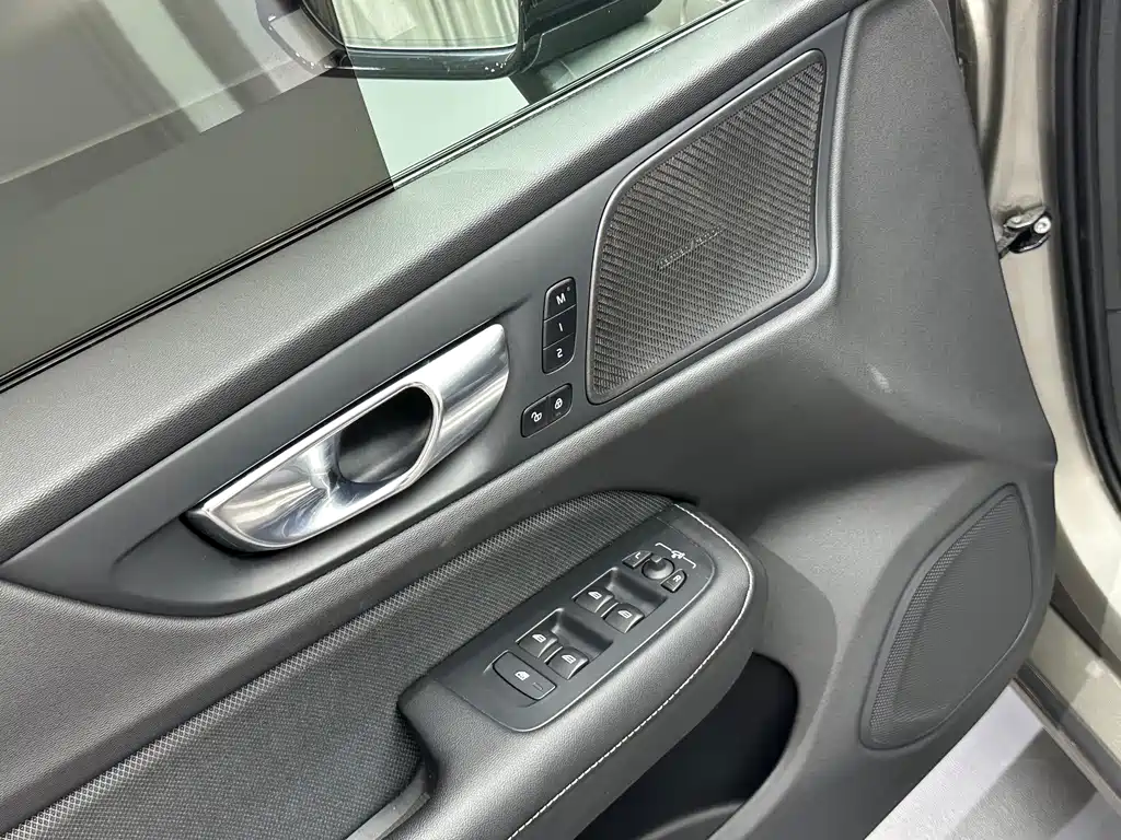 Volvo S60 PHEV — миниатюра 8