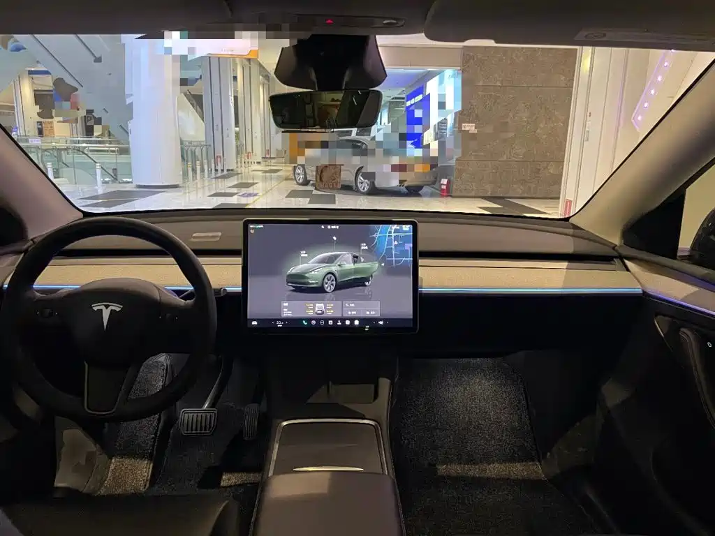 Tesla Model Y — миниатюра 10