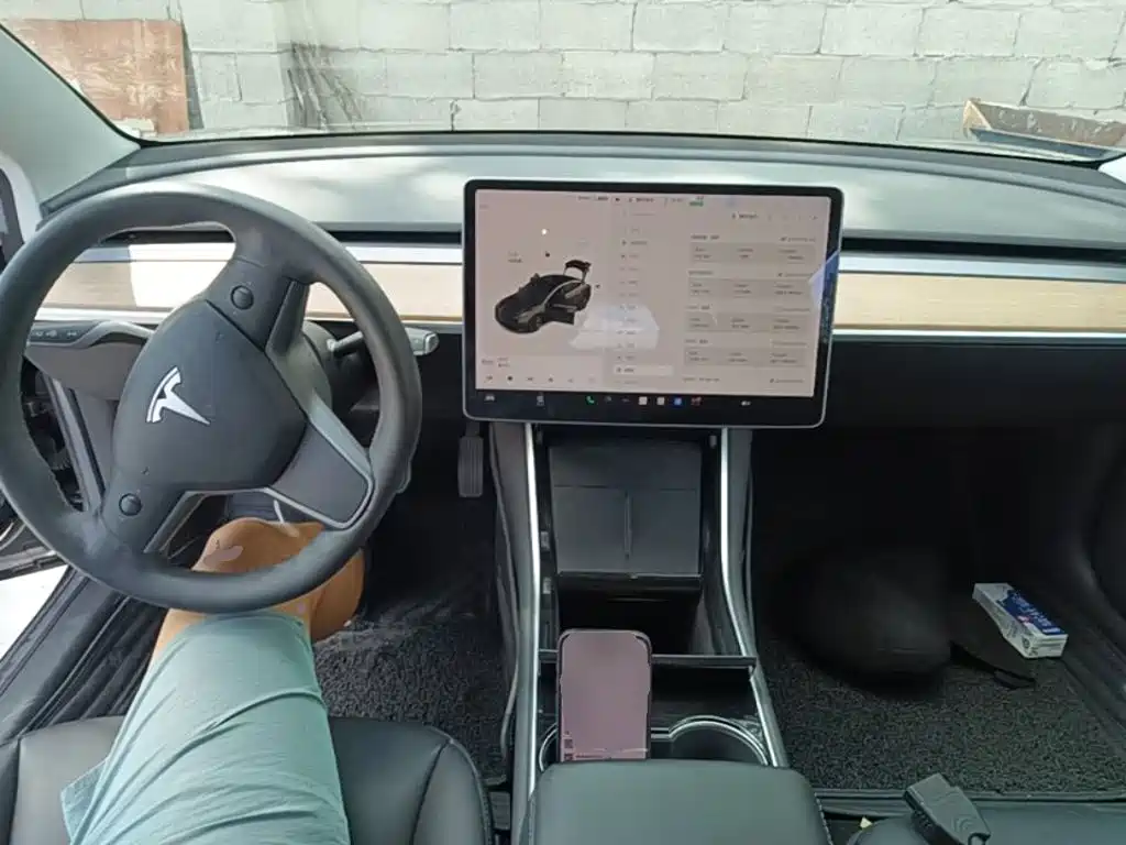 Tesla Model 3 — миниатюра 10