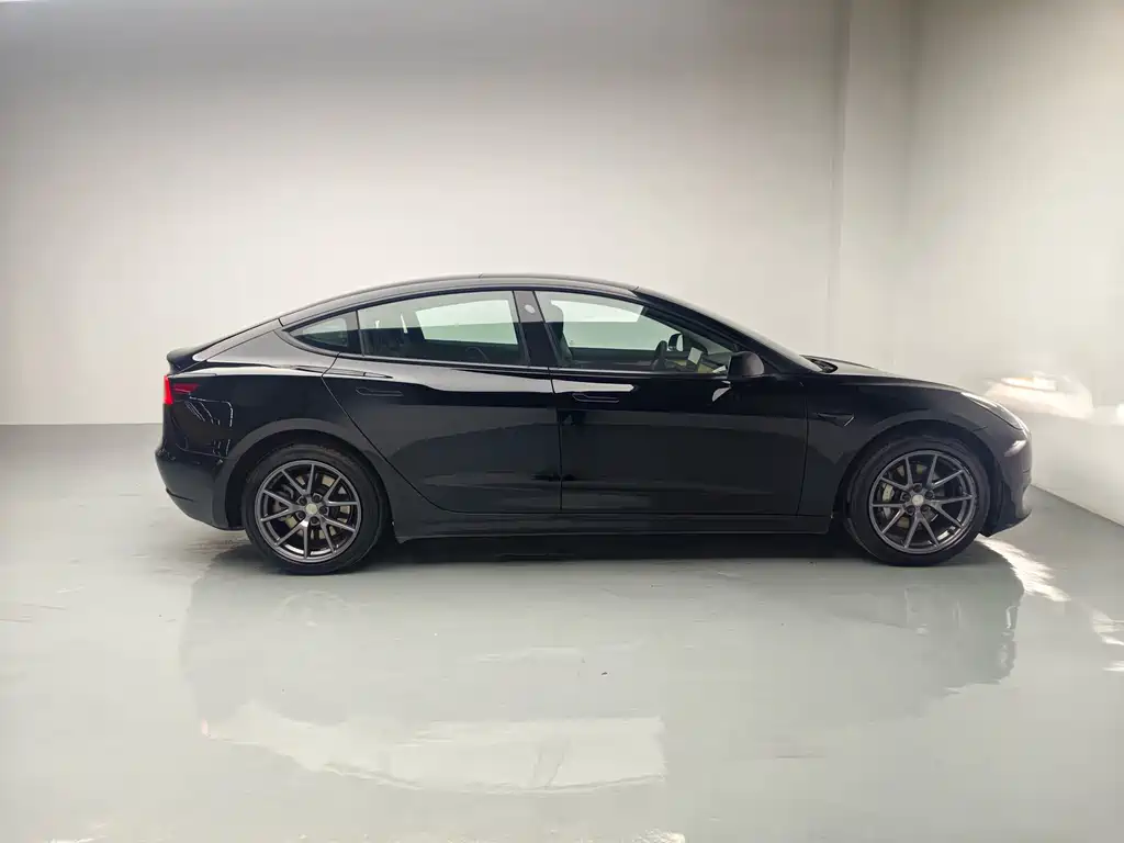 Tesla Model 3 — миниатюра 7