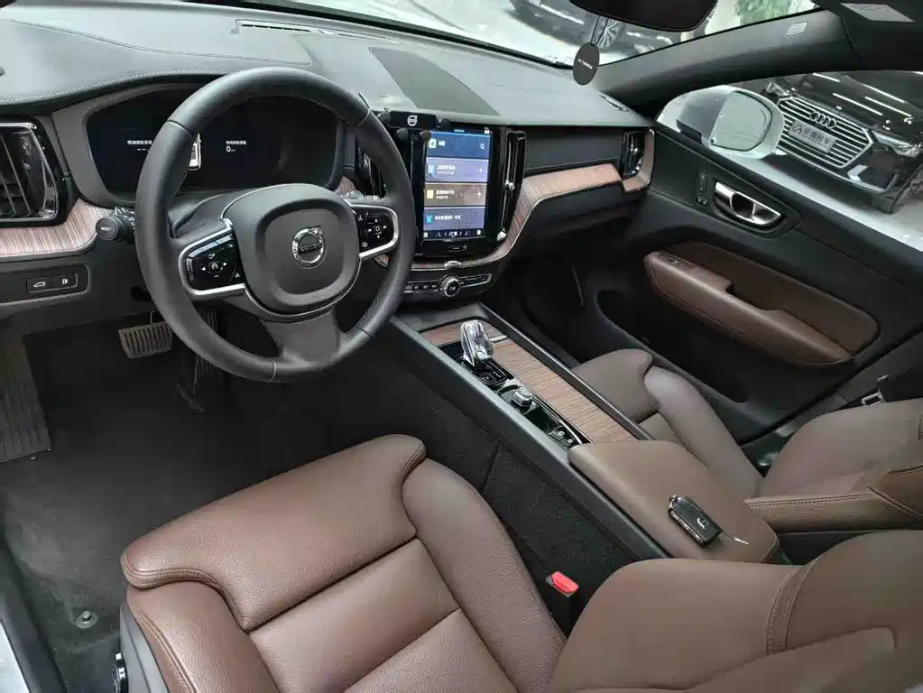 VOLVO XC60 PLUG IN HYBRID