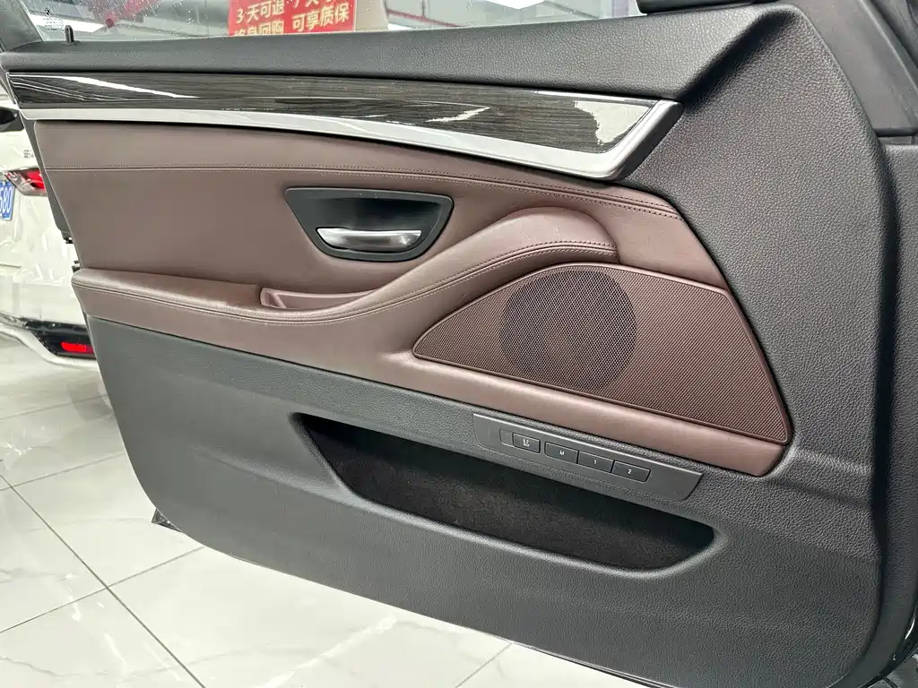 BMW 5 Series — миниатюра 10