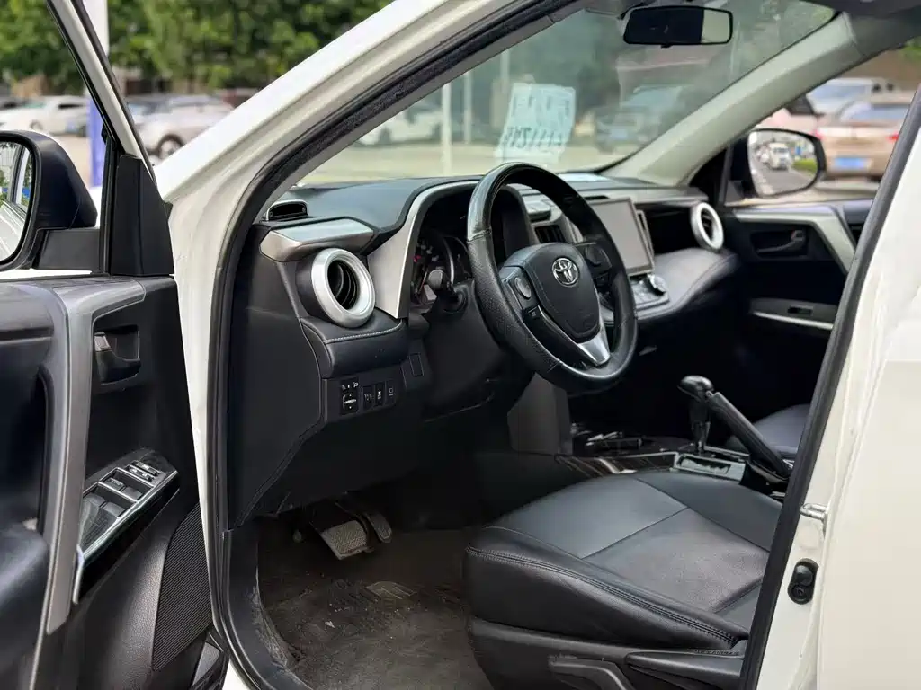 Toyota RAV4 — миниатюра 7