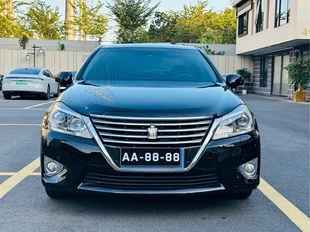 Toyota Crown — миниатюра 2