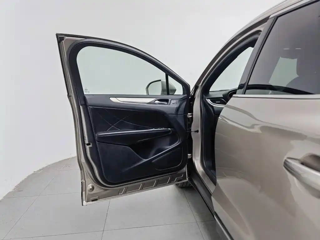 Lincoln MKC — миниатюра 8