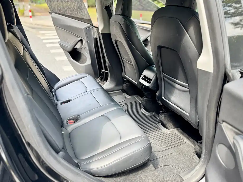 Tesla Model Y — миниатюра 11