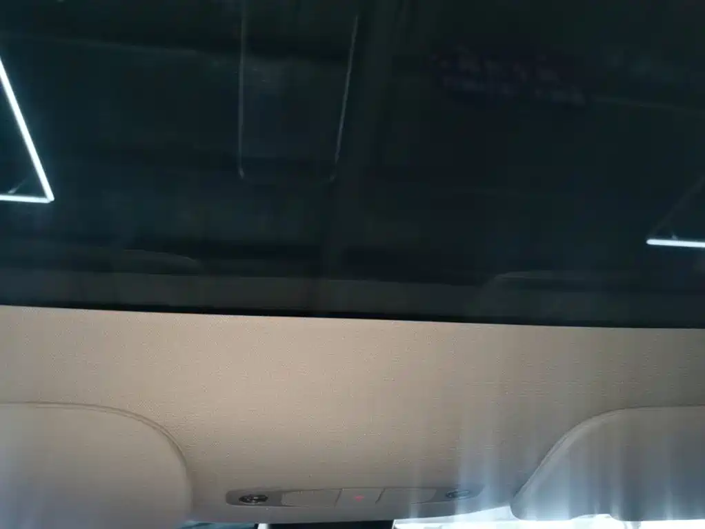 Tesla Model Y — миниатюра 18